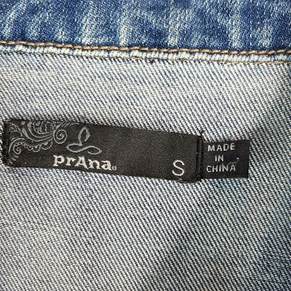 PRANA Cropped Jean Jacket Blue Medium Wash Denim Stretch Crochet Flower Pin S - Picture 9 of 13